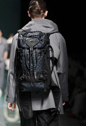 Louis Vuitton تكشف عن مجموعة ربيع صيف 2013 في دبي